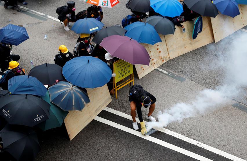 Hong Kong’da protestolar devam ediyor: Yüz binlerce gösterici sokaklarda