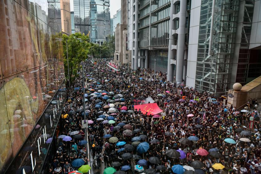 Hong Kong’da protestolar devam ediyor: Yüz binlerce gösterici sokaklarda