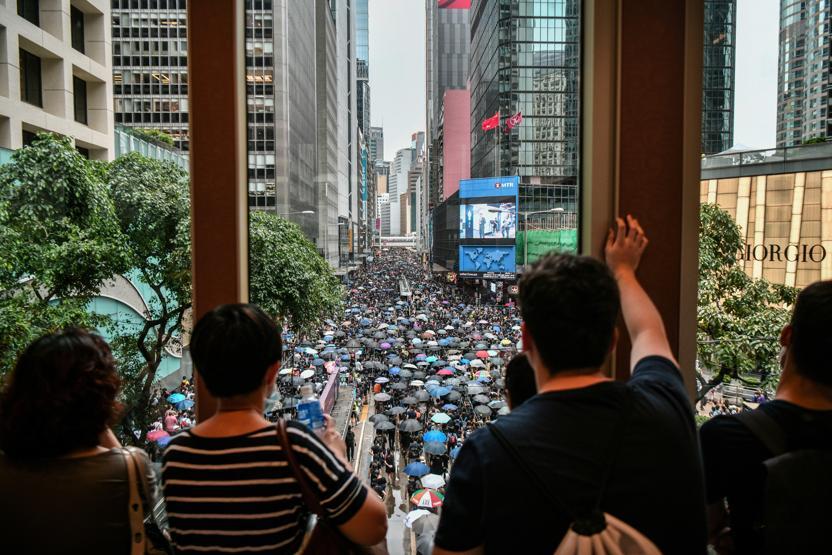 Hong Kong’da protestolar devam ediyor: Yüz binlerce gösterici sokaklarda