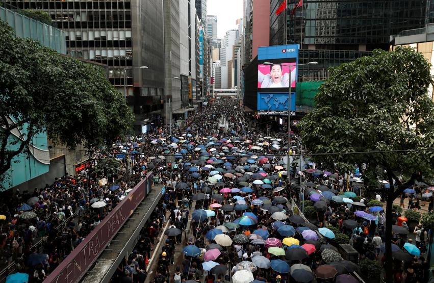 Hong Kong’da protestolar devam ediyor: Yüz binlerce gösterici sokaklarda