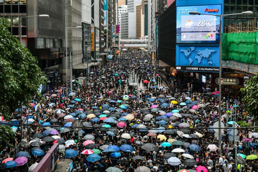 Hong Kong’da protestolar devam ediyor: Yüz binlerce gösterici sokaklarda