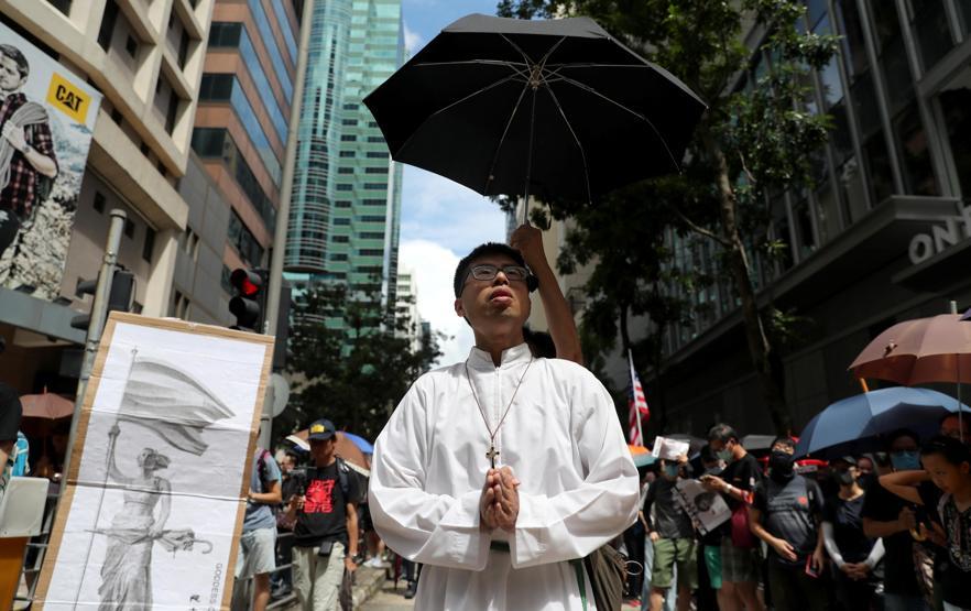 Hong Kong’da protestolar devam ediyor: Yüz binlerce gösterici sokaklarda