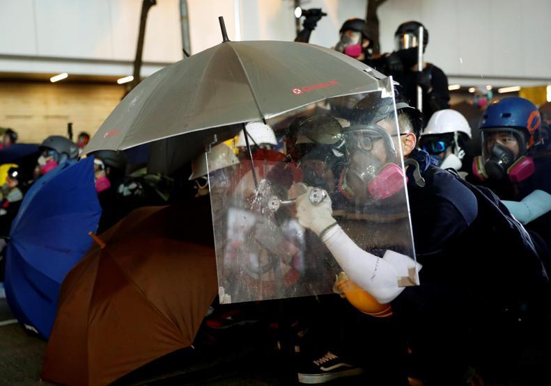 Hong Kong’da protestolar devam ediyor: Yüz binlerce gösterici sokaklarda