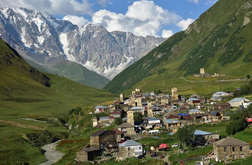 Kafkasların zirvesinde bir Ortaçağ köyü: Uşguli