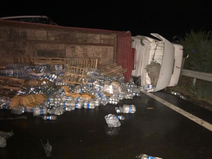 Ankarada yolcu otobüsü, devrilen TIR’a çarptı: 1 yaralı