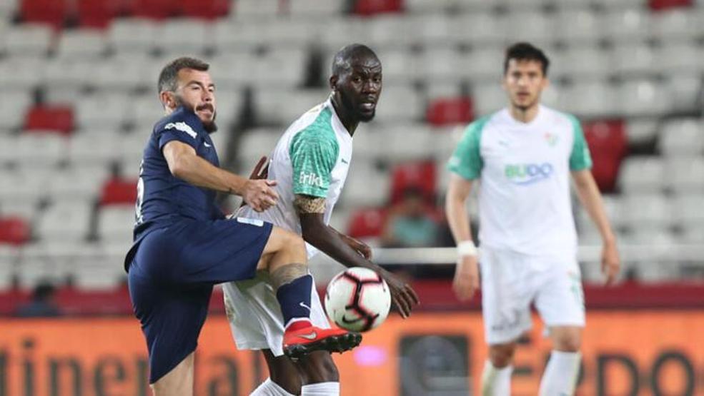 Kulüpsüz kalan futbolcular