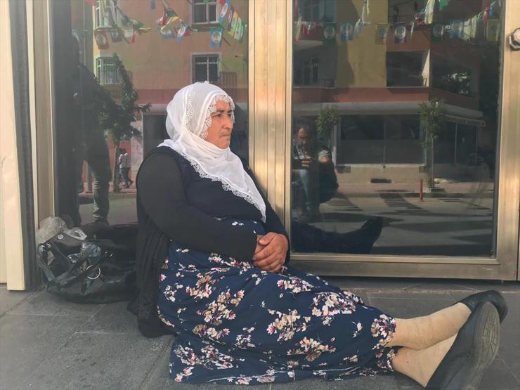 HDPlilerce dağa kaçırıldığını iddia ettiği oğlu için oturma eylemi başlattı
