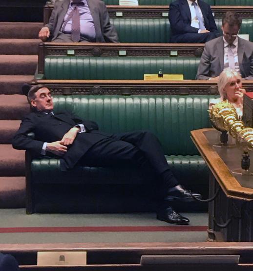 Yan gelip yatan vekil İngilterede kriz çıkardı