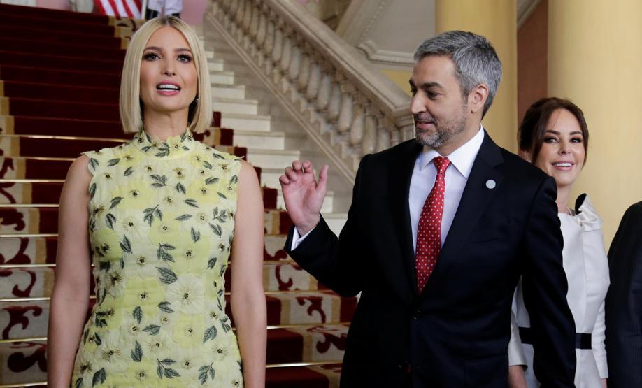 Ivanka Trumpın ziyareti olay oldu: Babasının önüne geçti