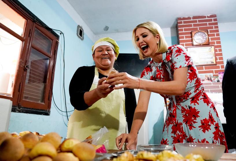 Ivanka Trumpın ziyareti olay oldu: Babasının önüne geçti