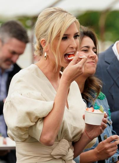 Ivanka Trumpın ziyareti olay oldu: Babasının önüne geçti