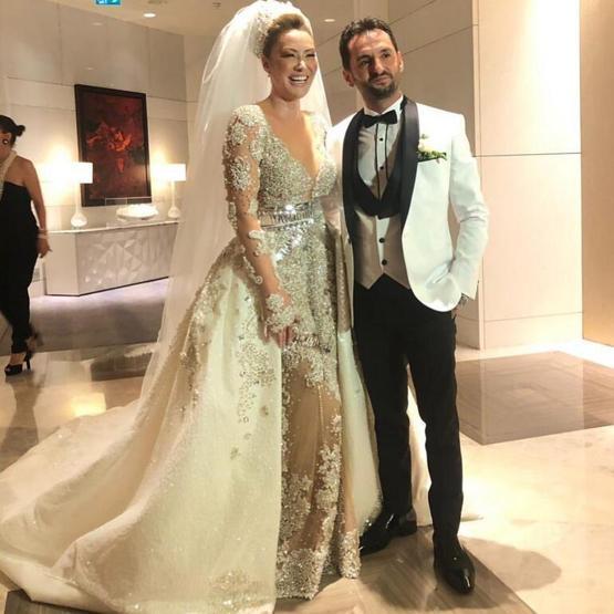 Ünlü şarkıcının mutlu günü Gelinliğiyle dikkat çekti