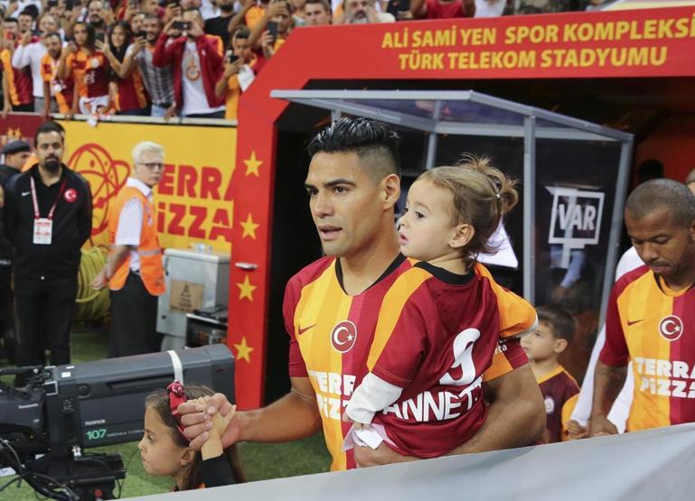 Falcao ilk maçına damga vurdu