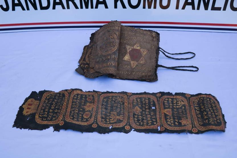 Diyarbakırda altın yazmalı İncil ve İbranice işlemeli ferman ele geçirildi