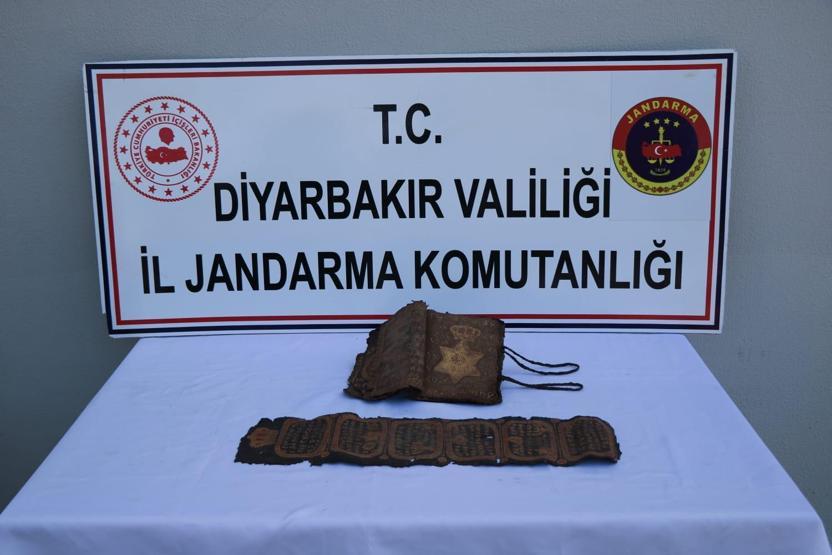 Diyarbakırda altın yazmalı İncil ve İbranice işlemeli ferman ele geçirildi
