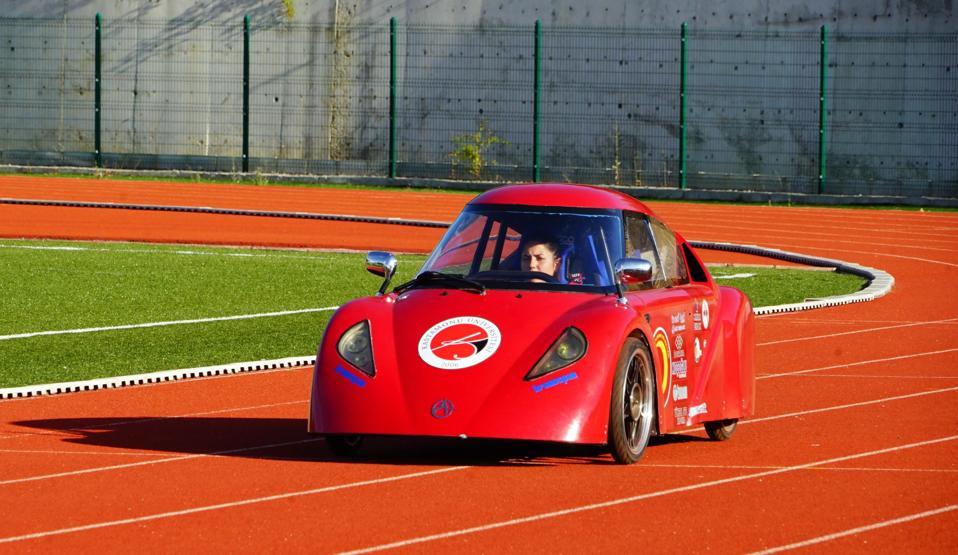 Öğrenciler, 1 TL ile 100 kilometre gidebilen araç üretti