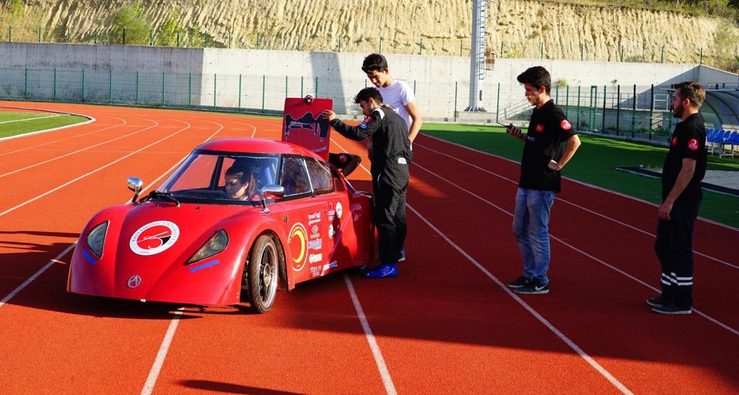 Öğrenciler, 1 TL ile 100 kilometre gidebilen araç üretti