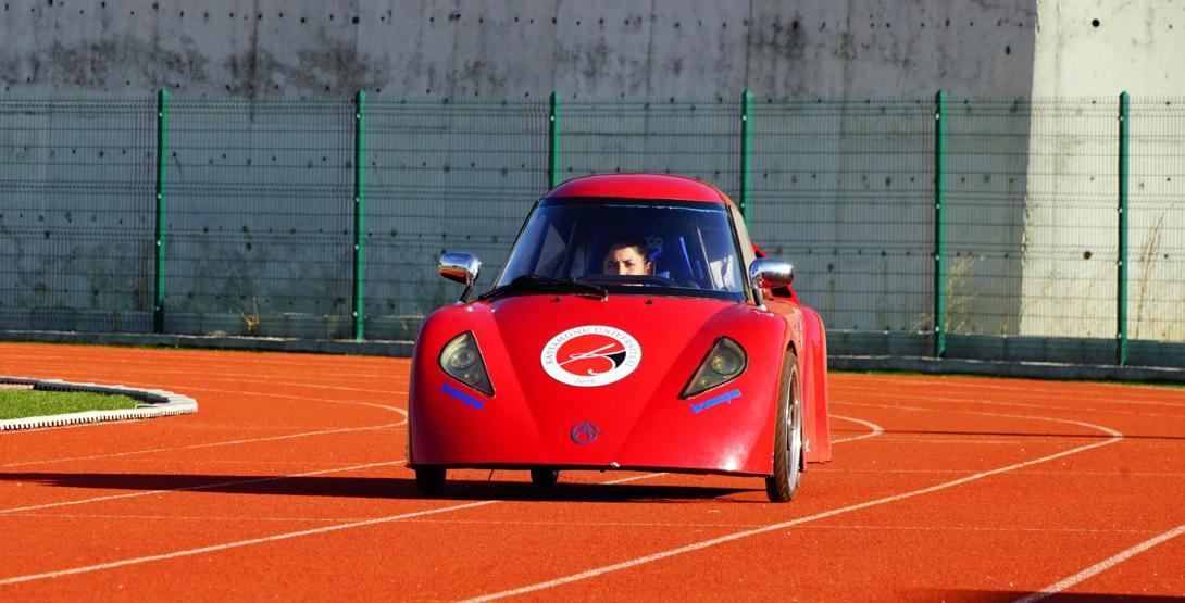 Öğrenciler, 1 TL ile 100 kilometre gidebilen araç üretti