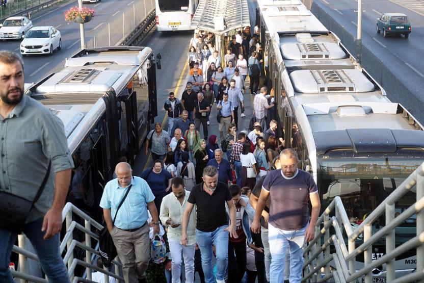 Metrobüs kalabalığı çilesi yeniden başladı