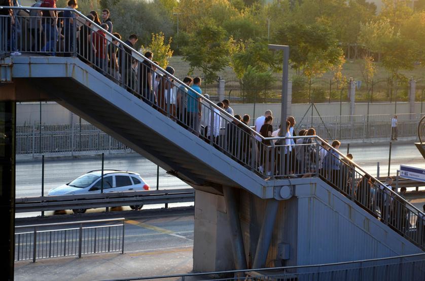 Metrobüs kalabalığı çilesi yeniden başladı