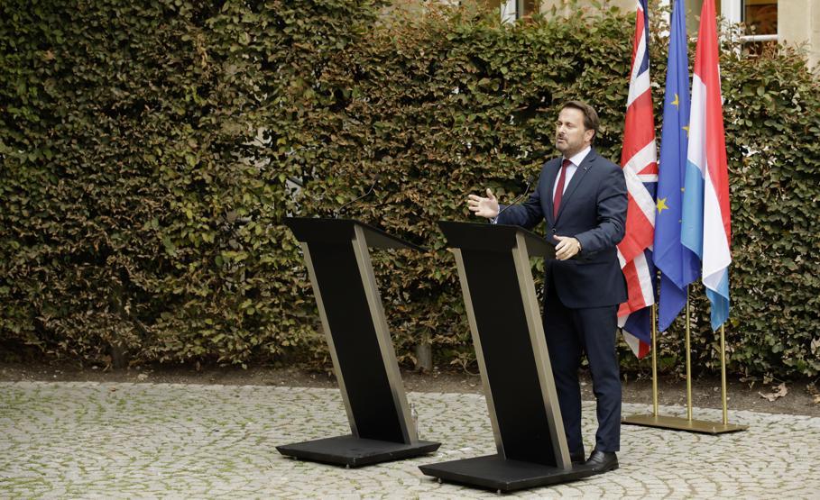 Boş kürsüyü gülerek gösterdi Boris Johnson küstü