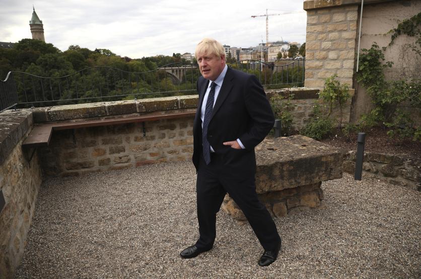 Boş kürsüyü gülerek gösterdi Boris Johnson küstü