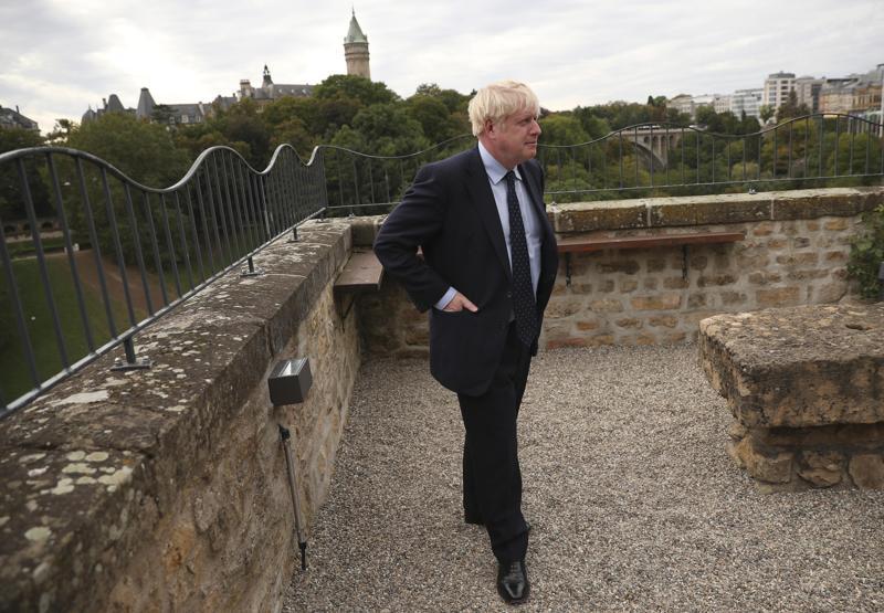 Boş kürsüyü gülerek gösterdi Boris Johnson küstü