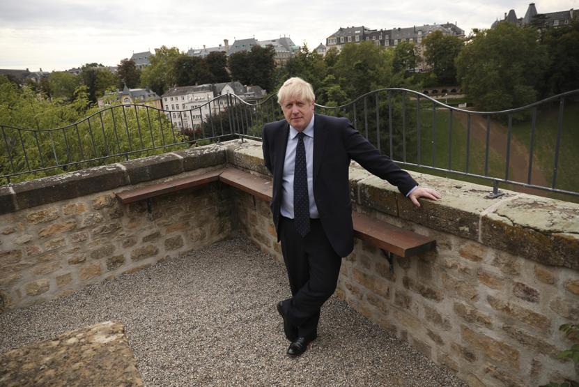 Boş kürsüyü gülerek gösterdi Boris Johnson küstü