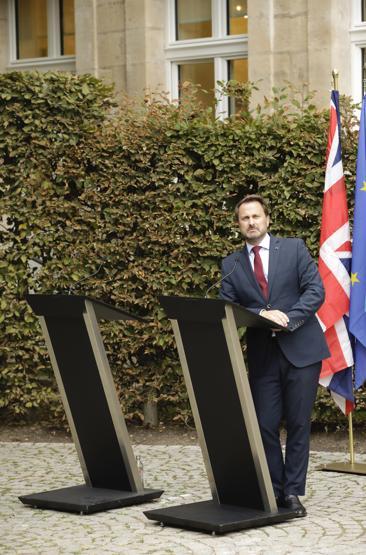 Boş kürsüyü gülerek gösterdi Boris Johnson küstü