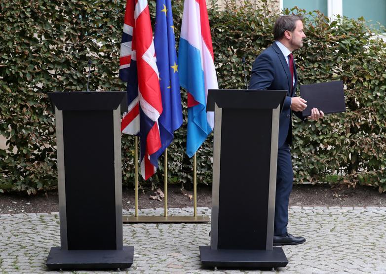 Boş kürsüyü gülerek gösterdi Boris Johnson küstü