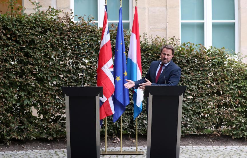 Boş kürsüyü gülerek gösterdi Boris Johnson küstü