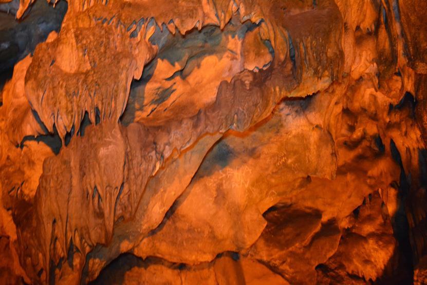 Mağaranın duvarları yazı tahtasına döndü