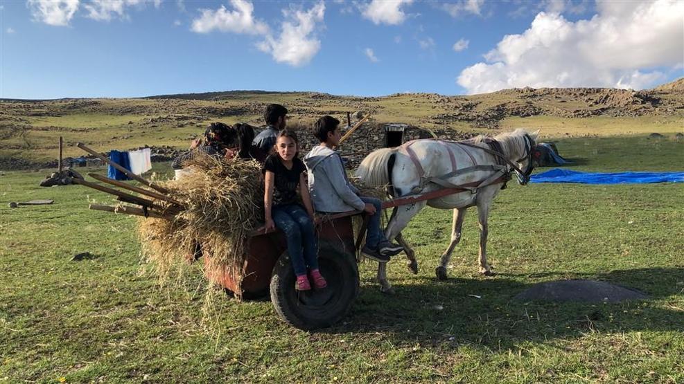 Karsta yaylacıların dönüş yolculuğu