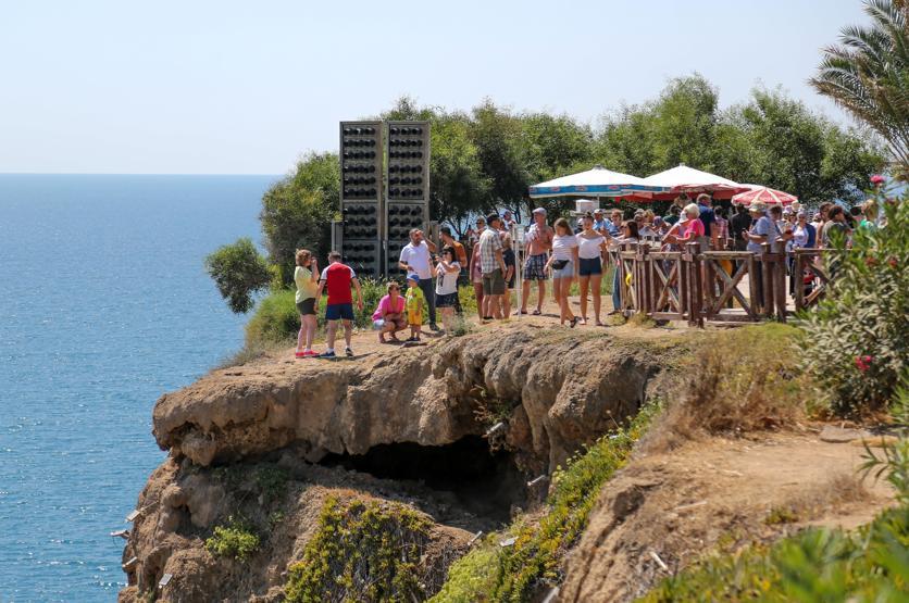 Yaklaşılması yasak olan falezlerde selfie kuyruğu