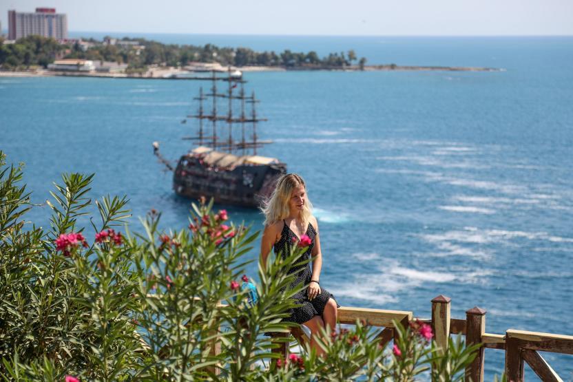 Yaklaşılması yasak olan falezlerde selfie kuyruğu