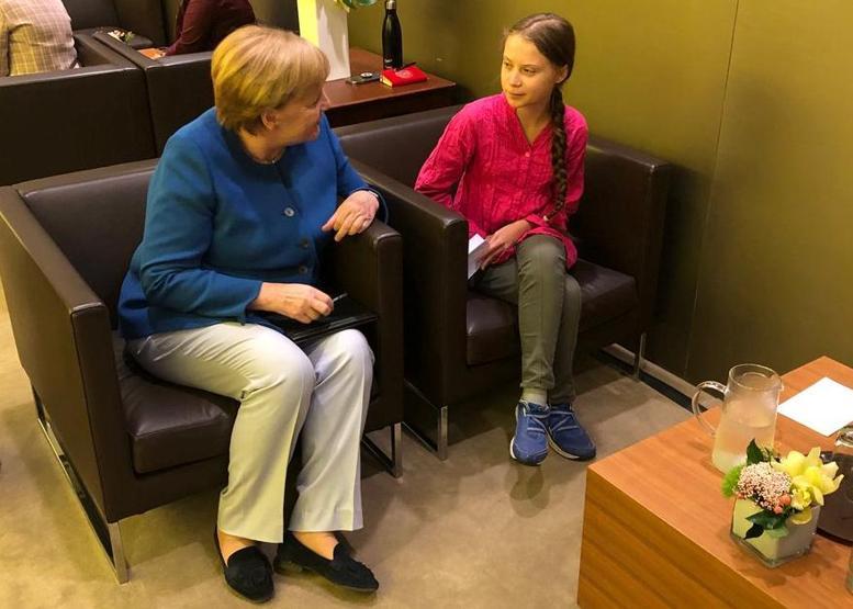 Zirveye Greta Thunberg damga vurdu: Trumpa bakışı olay oldu