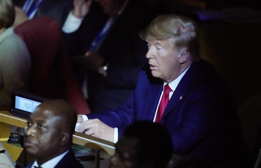 Herkes pür dikkat dinledi, Trump uyukladı