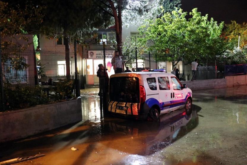 İzmirde şiddetli sağanak Ev ve iş yerlerini su bastı