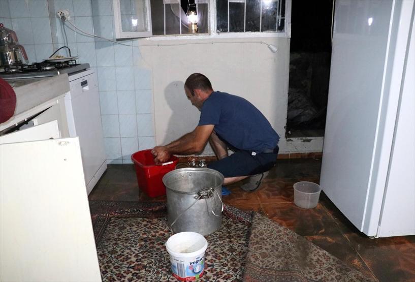 İzmirde şiddetli sağanak Ev ve iş yerlerini su bastı
