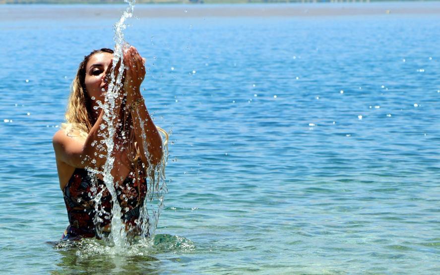 Van Gölü suyu ile şifa dağıtıyor