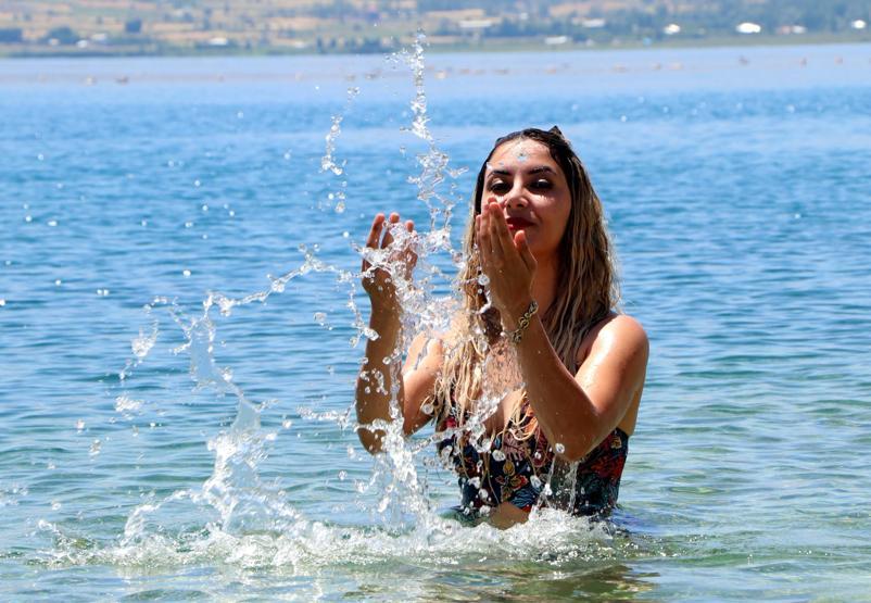 Van Gölü suyu ile şifa dağıtıyor