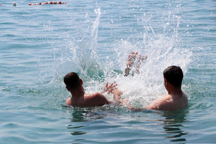 Van Gölü suyu ile şifa dağıtıyor