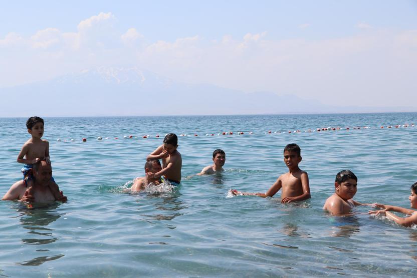Van Gölü suyu ile şifa dağıtıyor