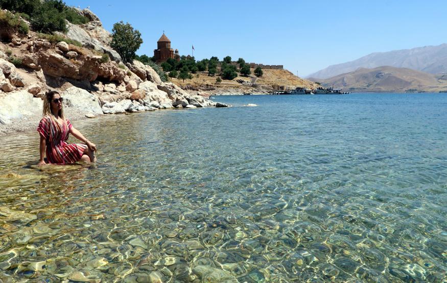 Van Gölü suyu ile şifa dağıtıyor