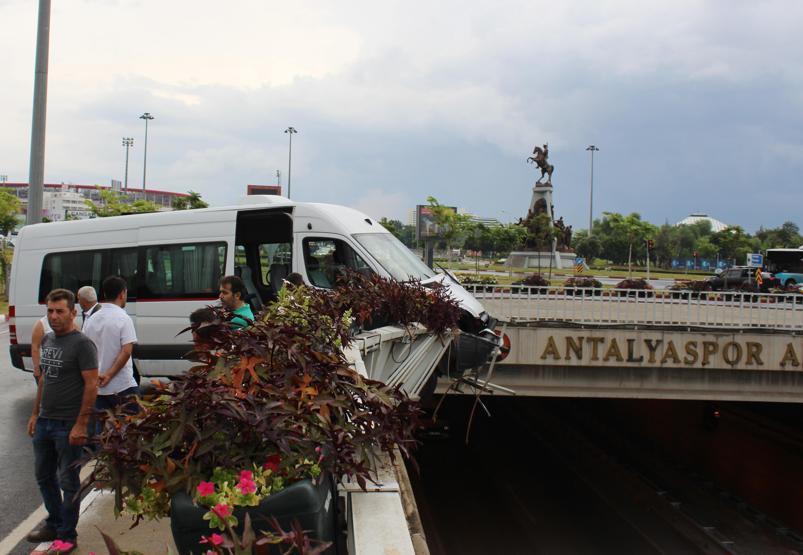 Minibüs bariyerde asılı kaldı
