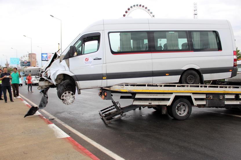Minibüs bariyerde asılı kaldı
