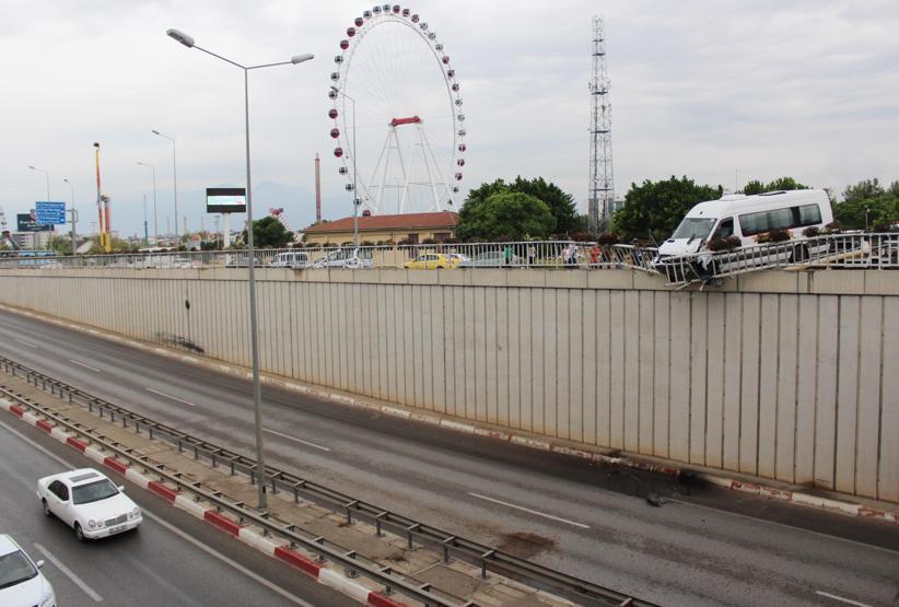Minibüs bariyerde asılı kaldı