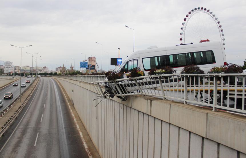 Minibüs bariyerde asılı kaldı