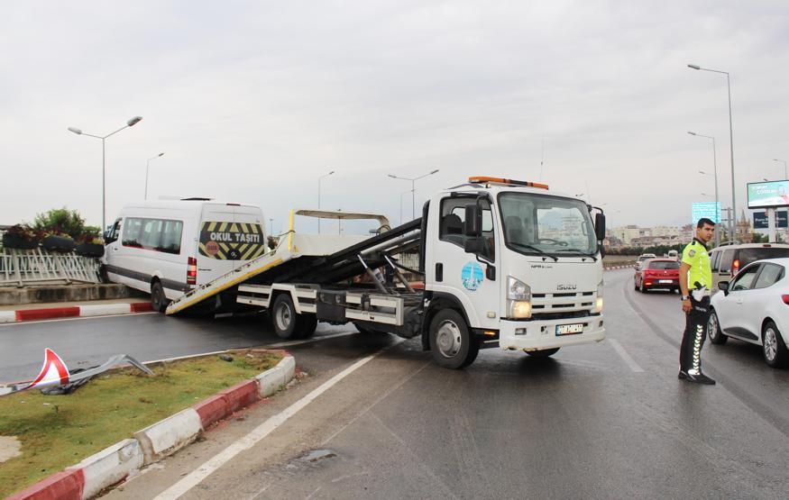 Minibüs bariyerde asılı kaldı