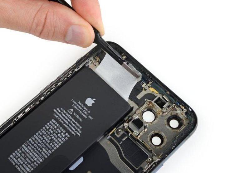 iPhone 11 Pro Max modelini parçalarına ayırdılar